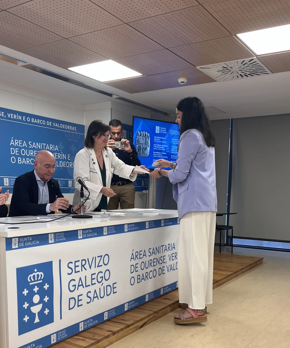 Belinda Inusa recibiendo reconocimiento de servicio salud Gallego